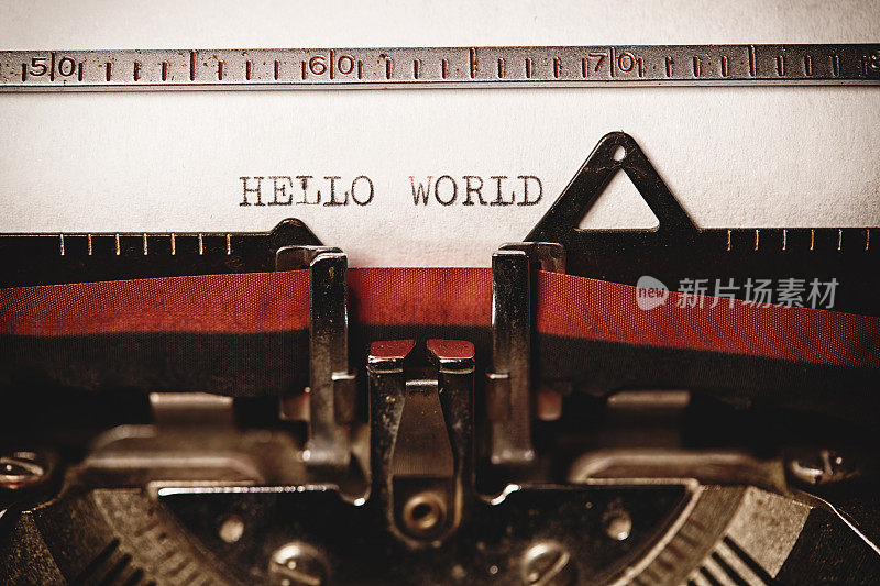 HELLO WORLD -用旧打字机打字